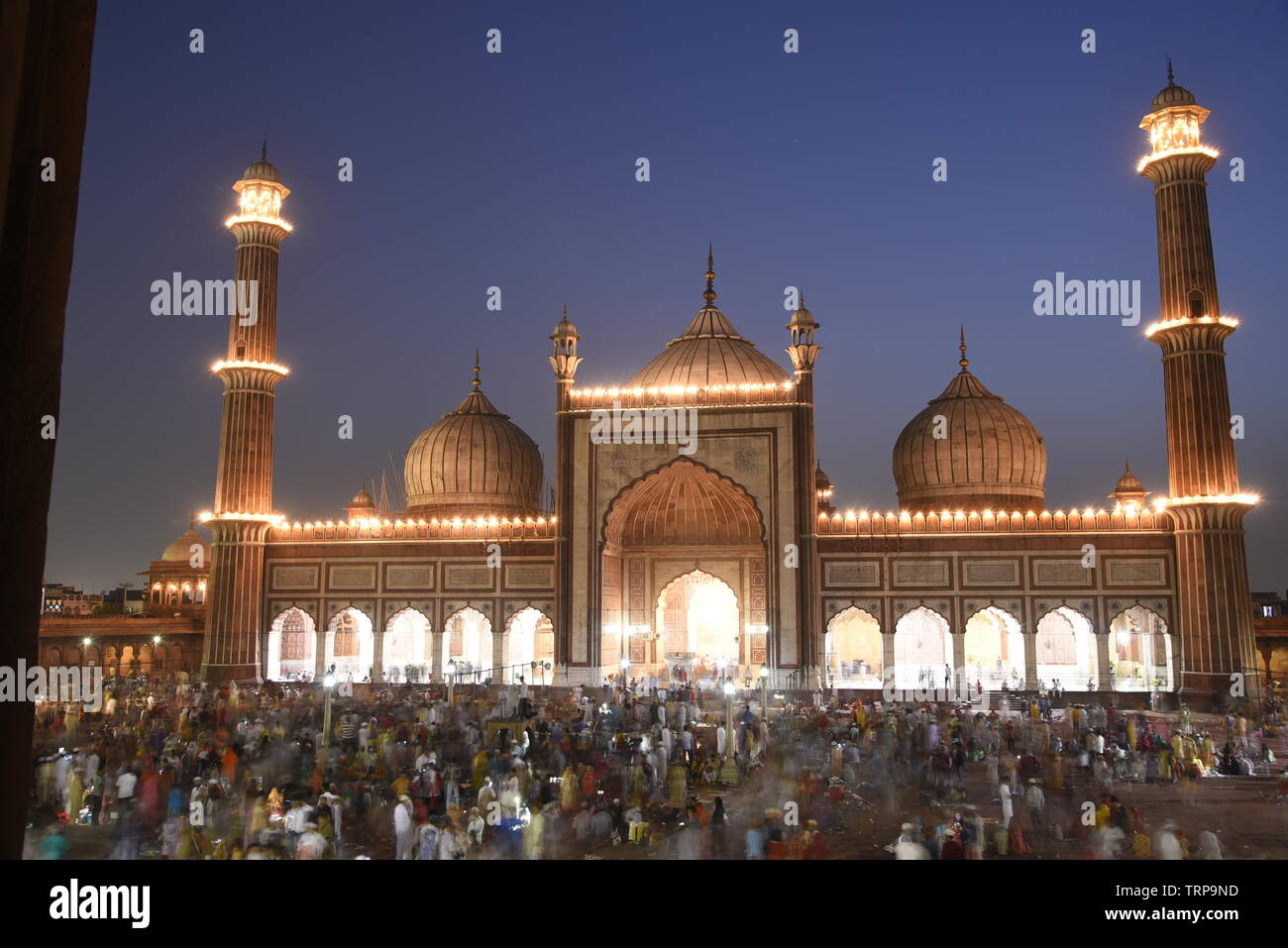 L'Iftar EID et célébration fête musulmane de masse et par la prière de la communauté musulmane en juin 2019 à la mosquée Jama Masjid, Old Delhi, Delhi, Inde, l'Aisa Banque D'Images