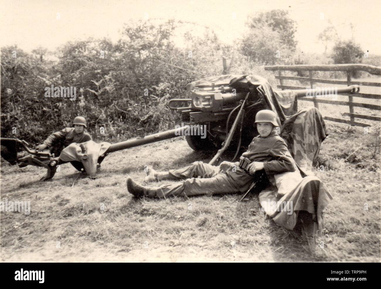 Soldats allemands avec une 5cm canon antichar Pak en France occupée 1942 Banque D'Images