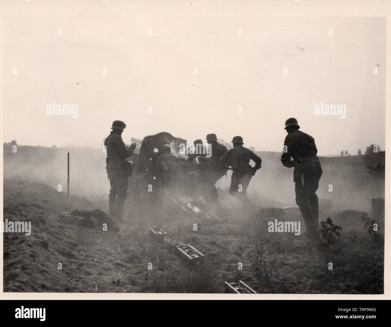 Les soldats allemands fire une pièce d'artillerie légère au début de la campagne de Russie l'opération Barbarossa 1941 Banque D'Images