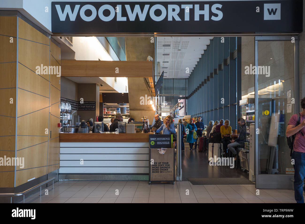 Boutique ou magasin de détail Woolworths avec portes ouvertes et très occupé avec les gens et les touristes à l'Aéroport International de Cape Town, Afrique du Sud Banque D'Images