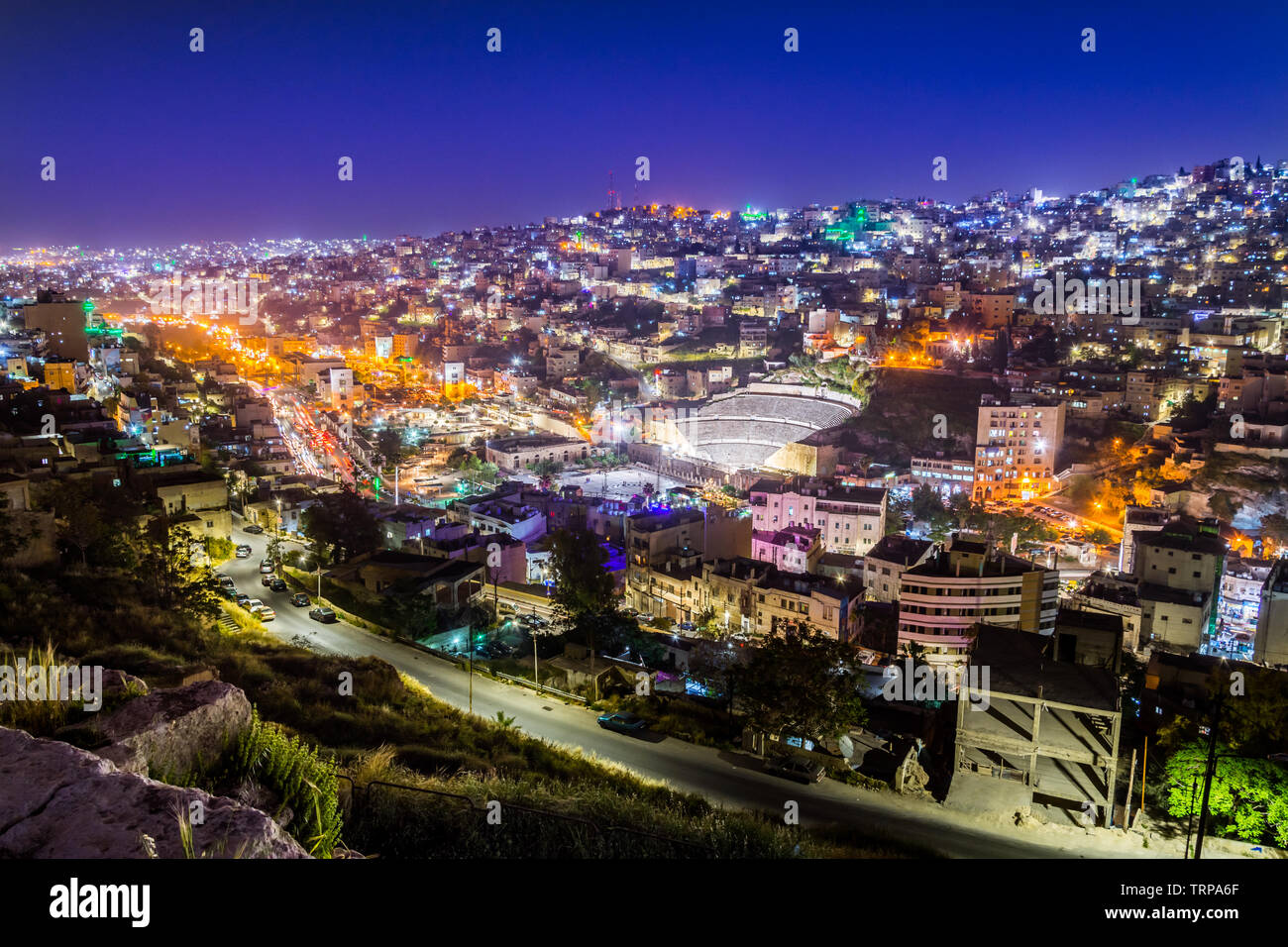 Vue sur le théâtre romain et la ville d'Amman, Jordanie Banque D'Images