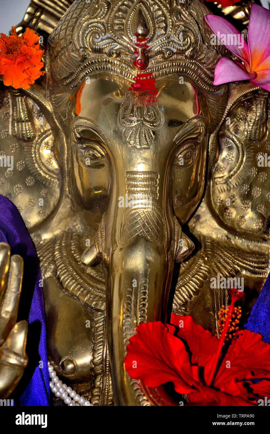 Golden idol du Seigneur Ganesha à l'intérieur d'une maison ancienne (AMA) Dhepewada Girivan, nommé,, près de Pune, Maharashtra, Inde Banque D'Images