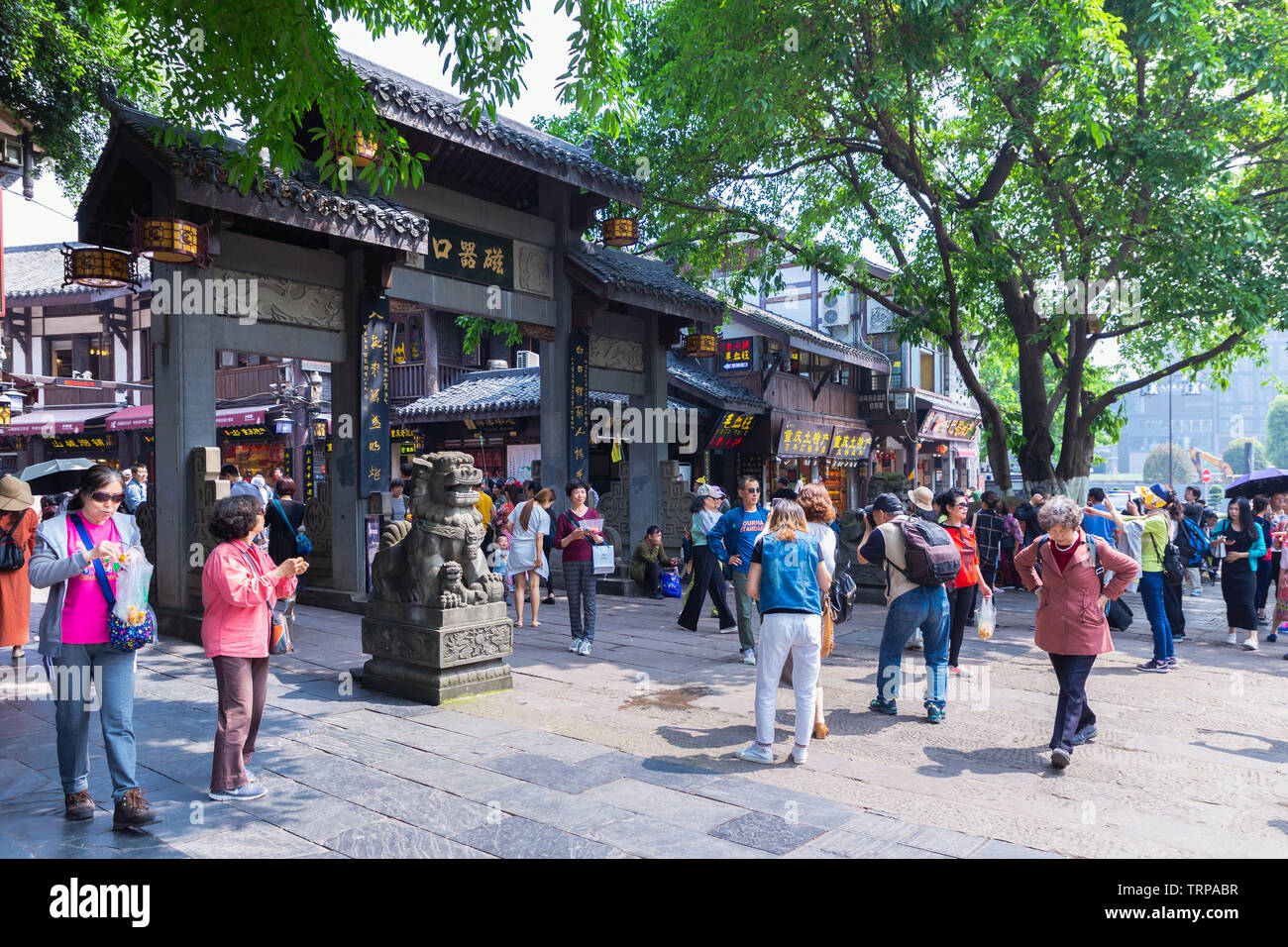 Les touristes sont à pied pour faire du shopping à Ciqikou ancient town, une destination touristique populaire. Banque D'Images