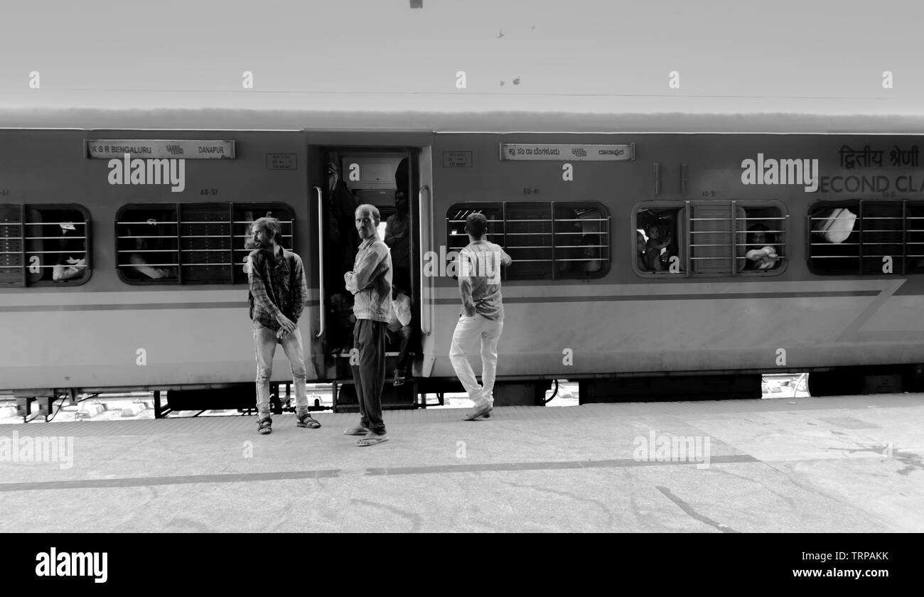 BANGALORE Inde le 3 juin 2019:Image en noir et blanc de personnes à l'extérieur du train en attendant le train. Banque D'Images