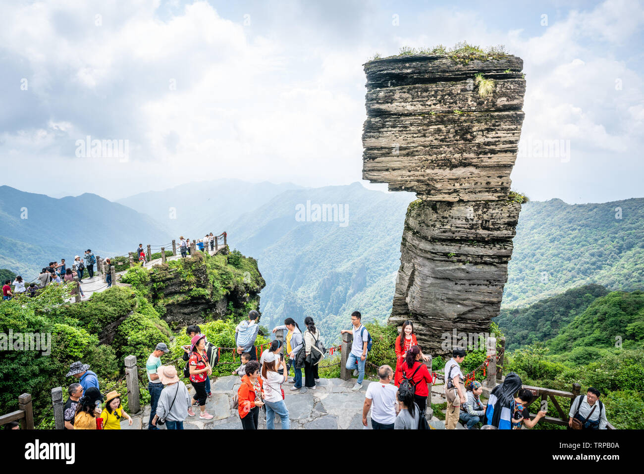 1 juin 2019, Fanjingshan Chine : les touristes chinois en face de pierre en forme de champignon le symbole de Fanjing montagne en Chine Guizhou Banque D'Images