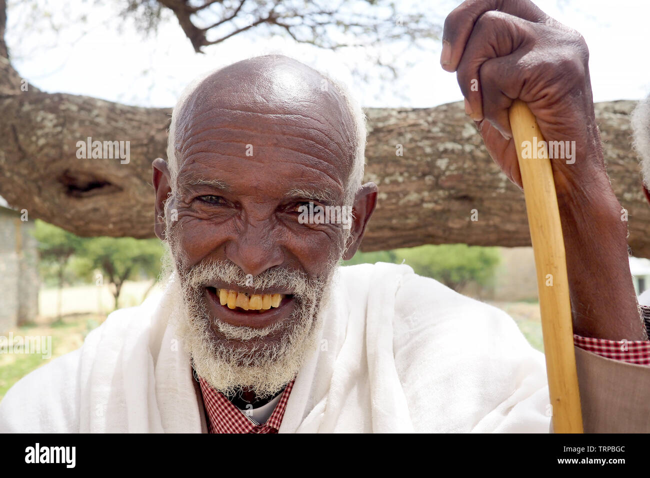 Alitena, Éthiopie - 1 juin 2019 : Vieil homme en Éthiopie rurale, vêtu de blanc traditionnel en bois avec rode, bâton de marche Banque D'Images