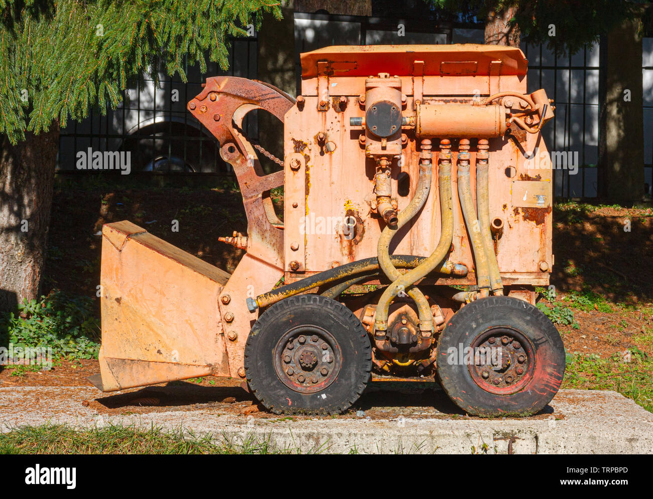 Petit, Rusty orange/rose avec chargeur dumper. Vieux et obsolètes de matériel minier et de nos jours, un drôle de véhicule. Banque D'Images