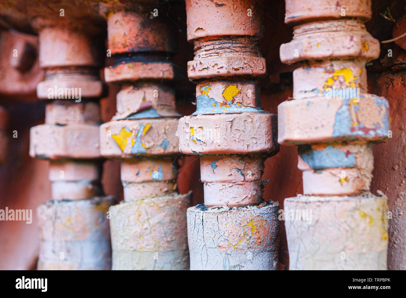 Peint en rose, l'équipement industriel avec des tuyaux en caoutchouc les tubes à vis avec écrous. Petit, faible profondeur de champ (DOF). Banque D'Images