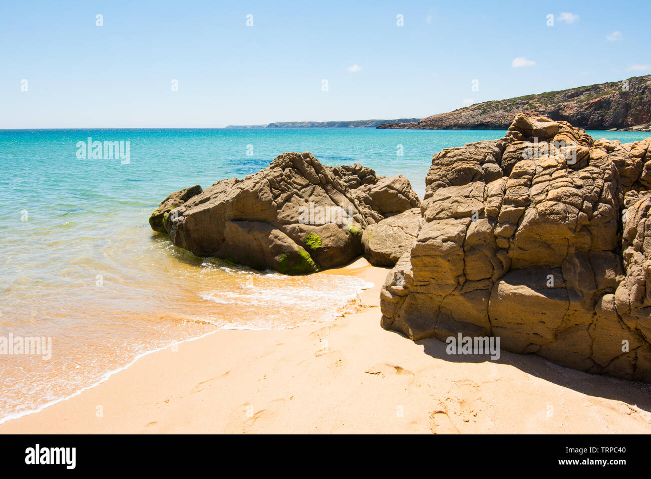 Rochers sur la plage de sable de Praia do Amado, Portugal Banque D'Images