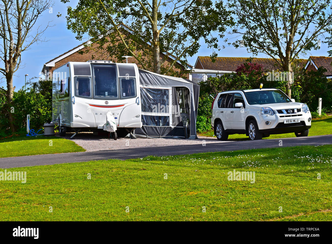 Voiture moderne & outfit Caravane avec auvent attaché. Sur un terrain entièrement viabilisés hardstanding à Beverley Park Holiday Site près de musée. Banque D'Images