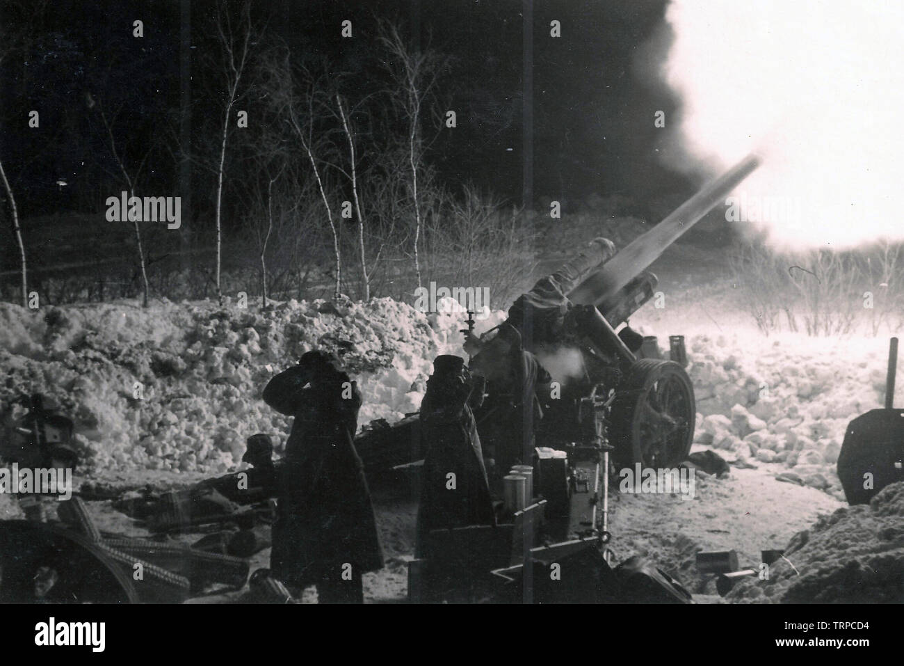 Le feu des soldats allemands de l'artillerie lourde dans la nuit sur le front russe 1942 Banque D'Images