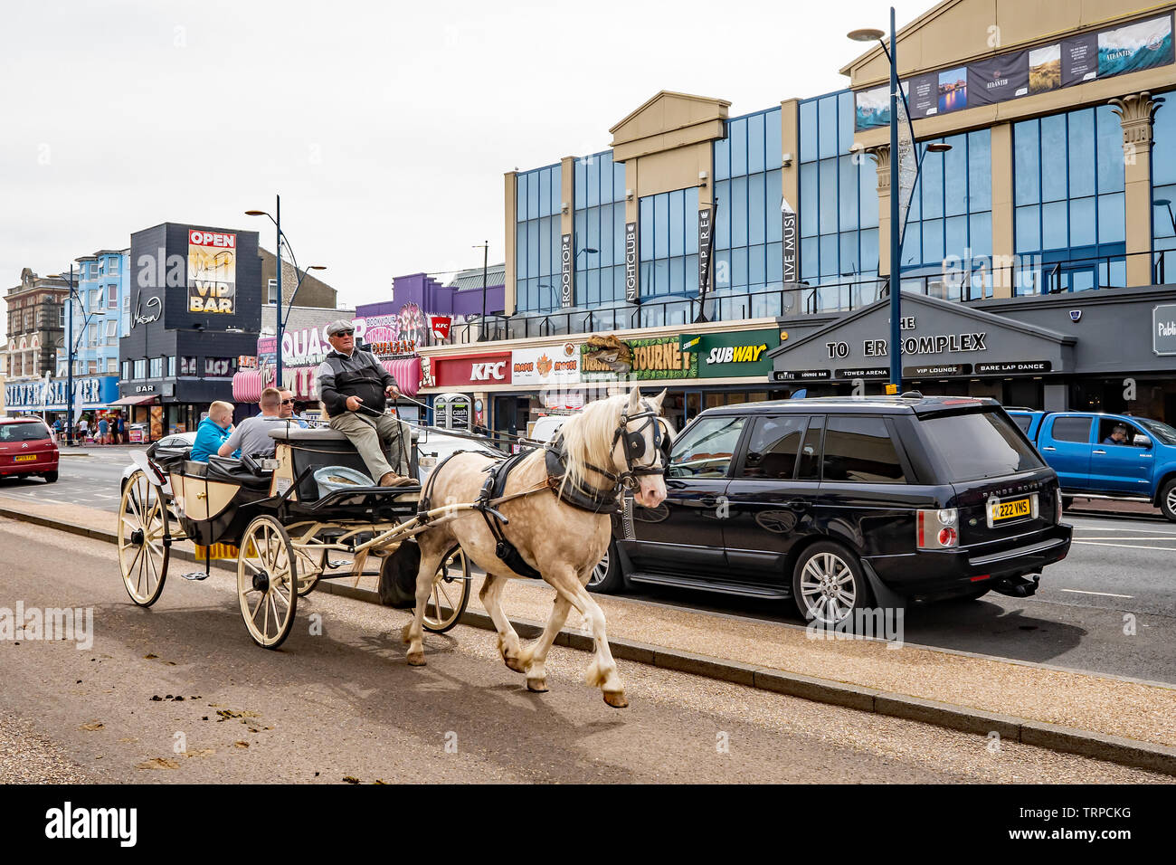 Les touristes appréciant un cheval et randonnée le long du Golden Mile, c.-à-d. le bord de mer, dans la ville côtière de Great Yarmouth, Norfolk Banque D'Images