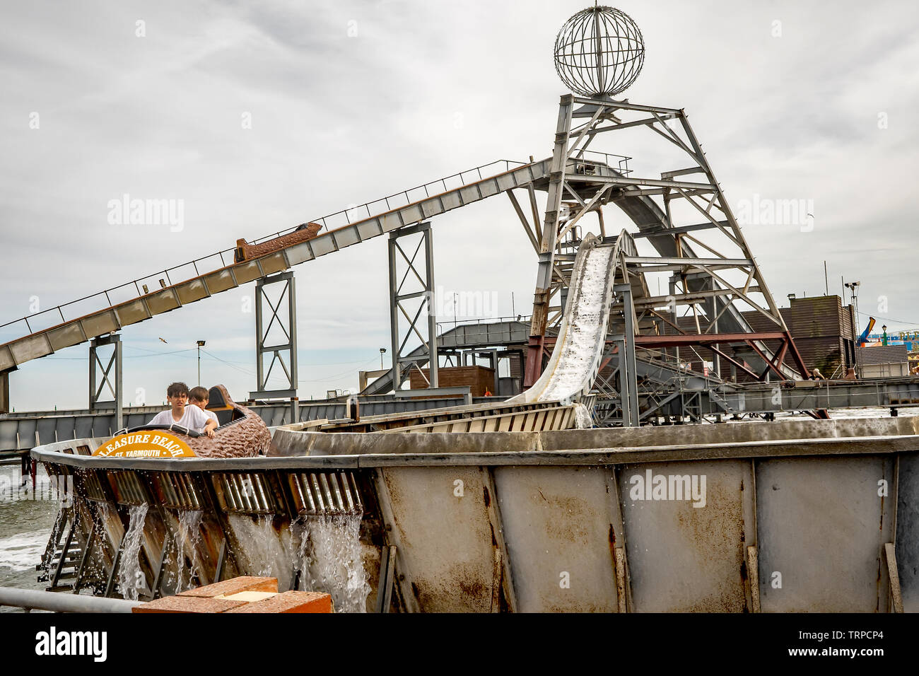 Deux adolescents se remettre de l'excitation de la log flume ride de Great Yarmouth Pleasure Beach theme park Banque D'Images