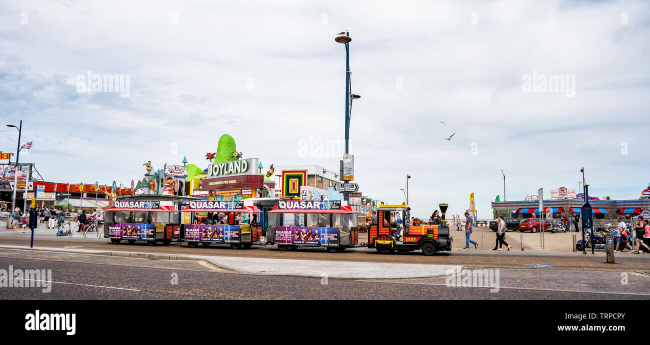 Le petit train attendent les touristes à embarquer pour une balade jusqu'au Golden Mile à Great Yarmouth. Dans la distance est la jetée, parc à thème Joyland et th Banque D'Images