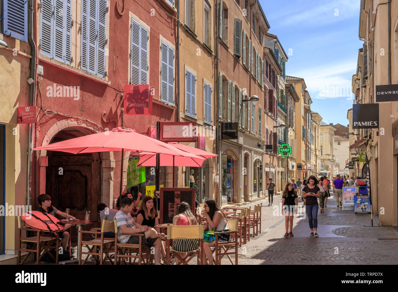 France, Saône et Loire, centre-ville, rue piétonne avec terrasse de café, Rue Carnot // France, Saône-et-Loire (71), Mâcon, centre-ville, une rue piétonne Banque D'Images