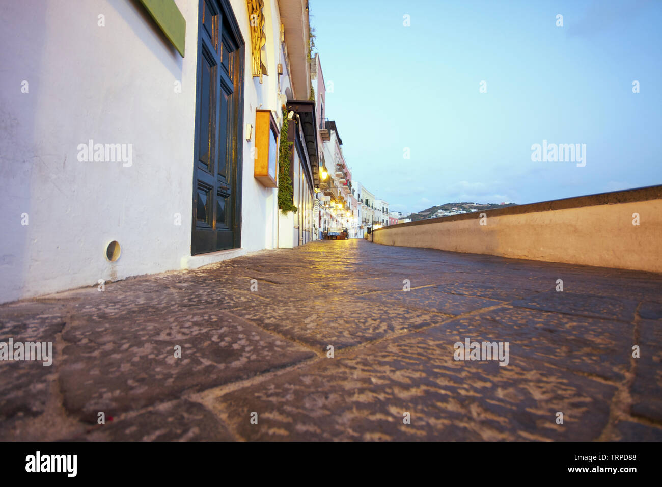 Vue faible sur la rue centrale de Ponza. Le Latium. Italie Banque D'Images