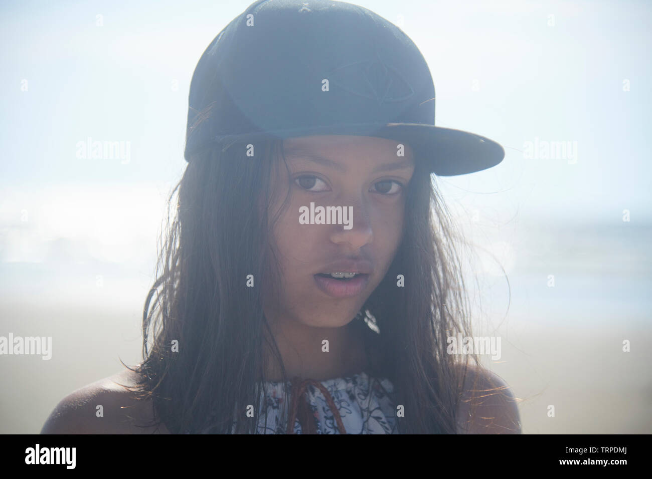Portrait d'une jeune fille asiatique adolescentes portant une casquette de  baseball noire à la plage en plein soleil Photo Stock - Alamy