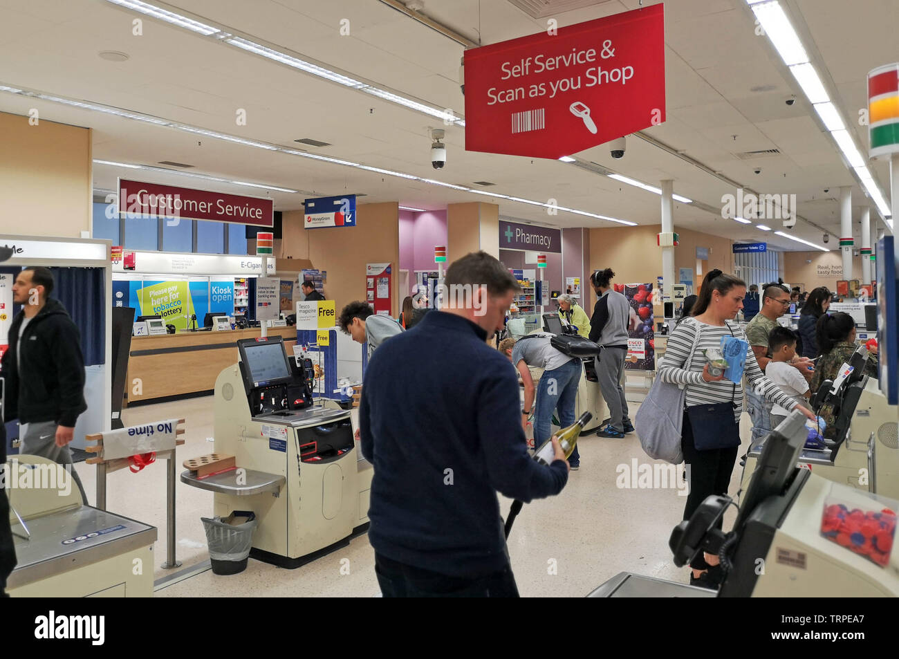 Le paiement des biens au self service peut vérifier dans un supermarché Tesco dans l'ouest de Londres le 9 juin 2019. Banque D'Images