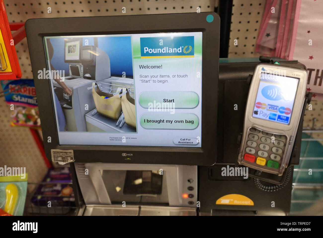 Self service check out dans un Poundland store dans l'ouest de Londres le 9 juin 2019. Banque D'Images