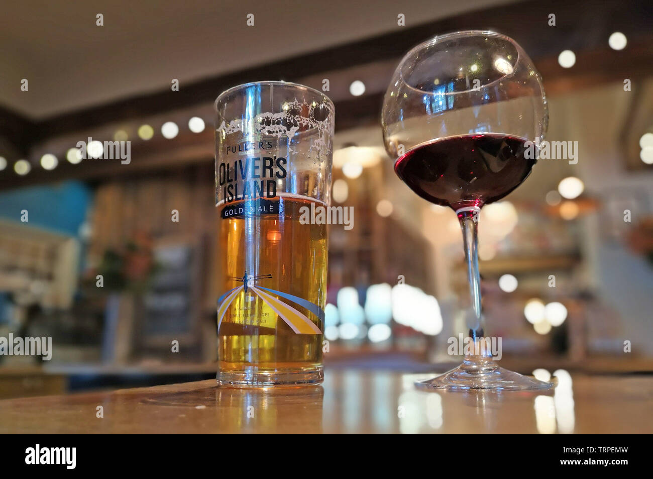 La bière et le vin dans un Londres Ouest Pub. Juin 2019. Banque D'Images