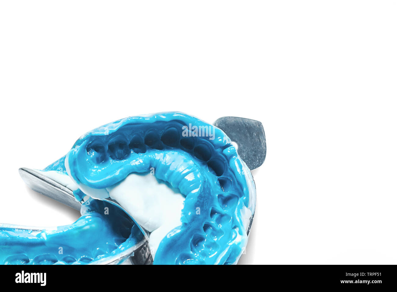 Deux des empreintes dentaires sur fond blanc avec l'exemplaire de l'espace. Moules de dentaire les mâchoires supérieure et inférieure du matériel de silicone. L'empreinte de l'toot Banque D'Images