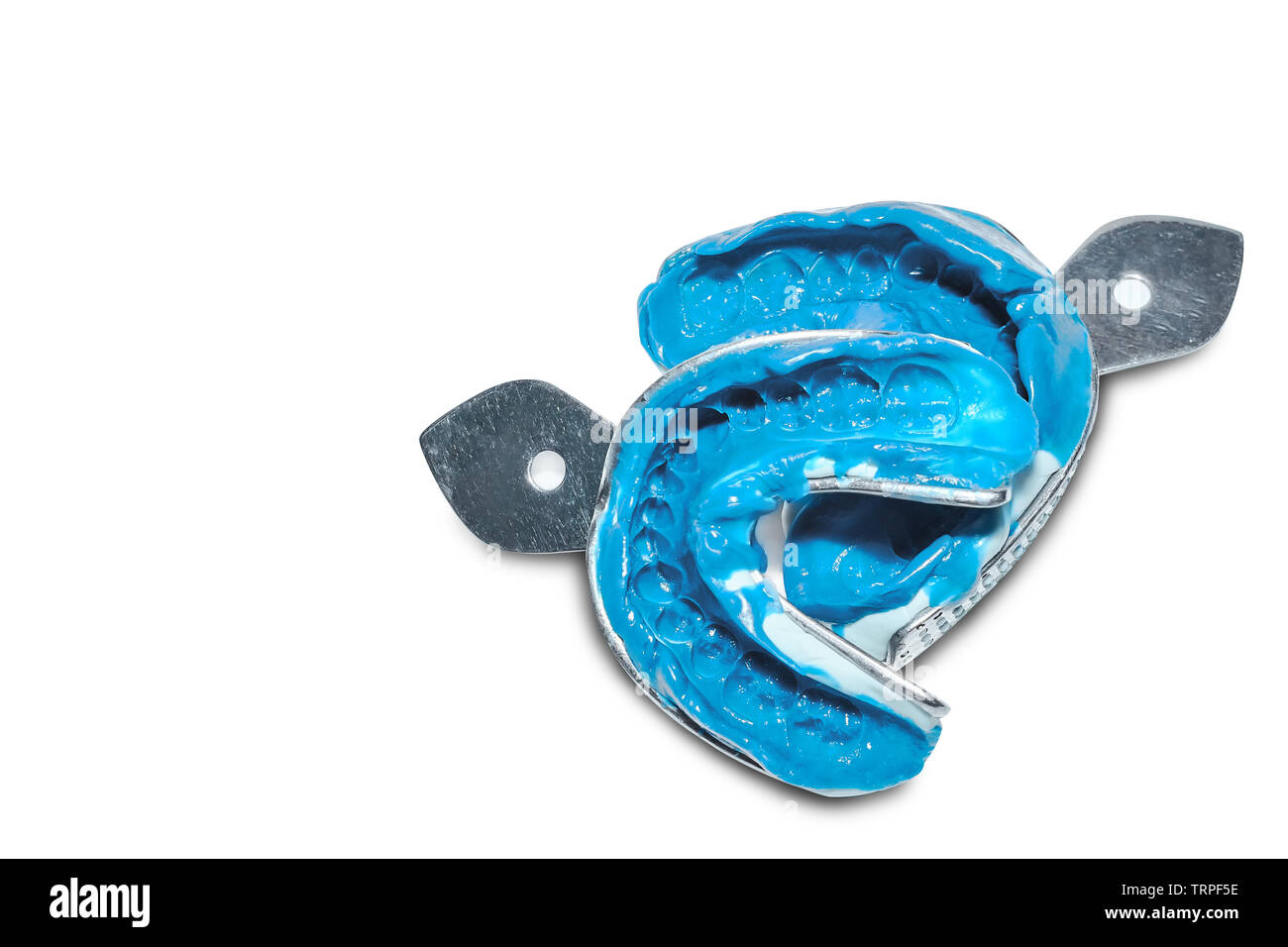 Deux des empreintes dentaires sur fond blanc avec l'exemplaire de l'espace. Moules de dentaire les mâchoires supérieure et inférieure du matériel de silicone. L'empreinte de l'toot Banque D'Images