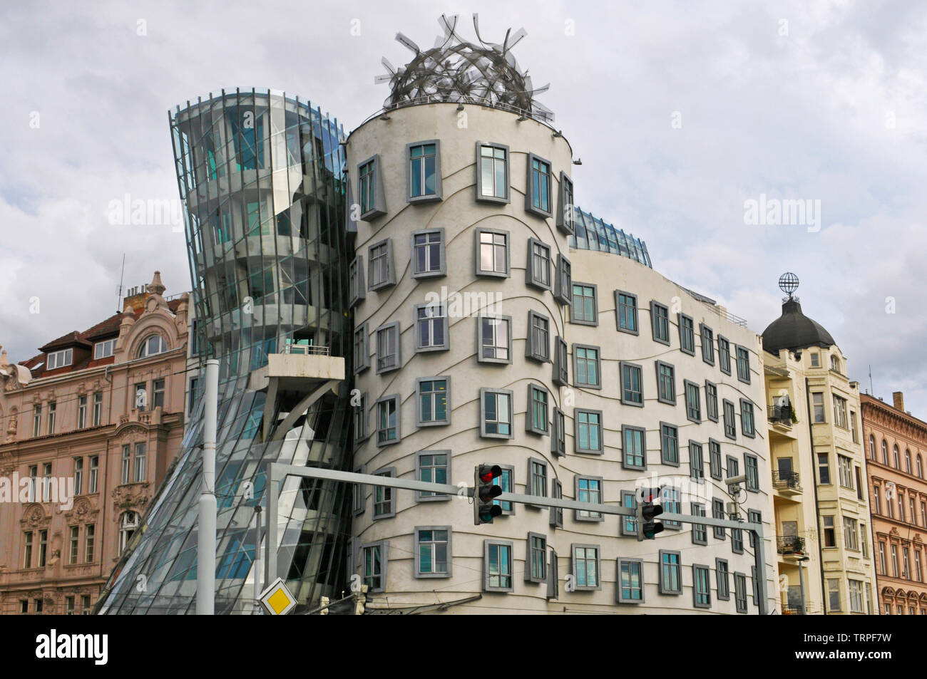 L'École de danse Fred et Ginger, Maison Dansante, Tančící dům, conçu par Frank Geary, Prague, République Tchèque Banque D'Images