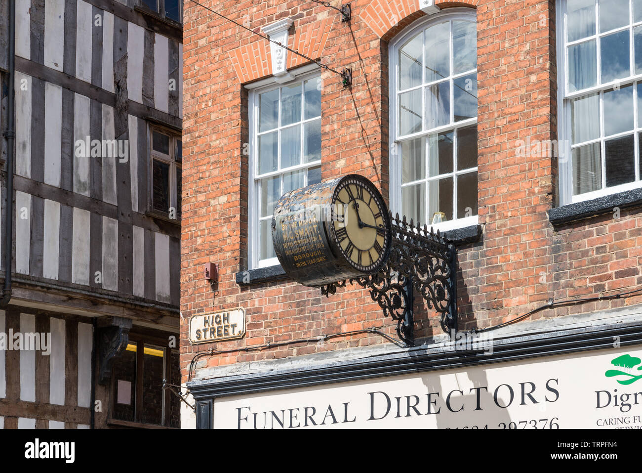 Grand old vintage réveil monté sur mur sur des capacités à Tewkesbury, Gloucestershire, Royaume-Uni Banque D'Images
