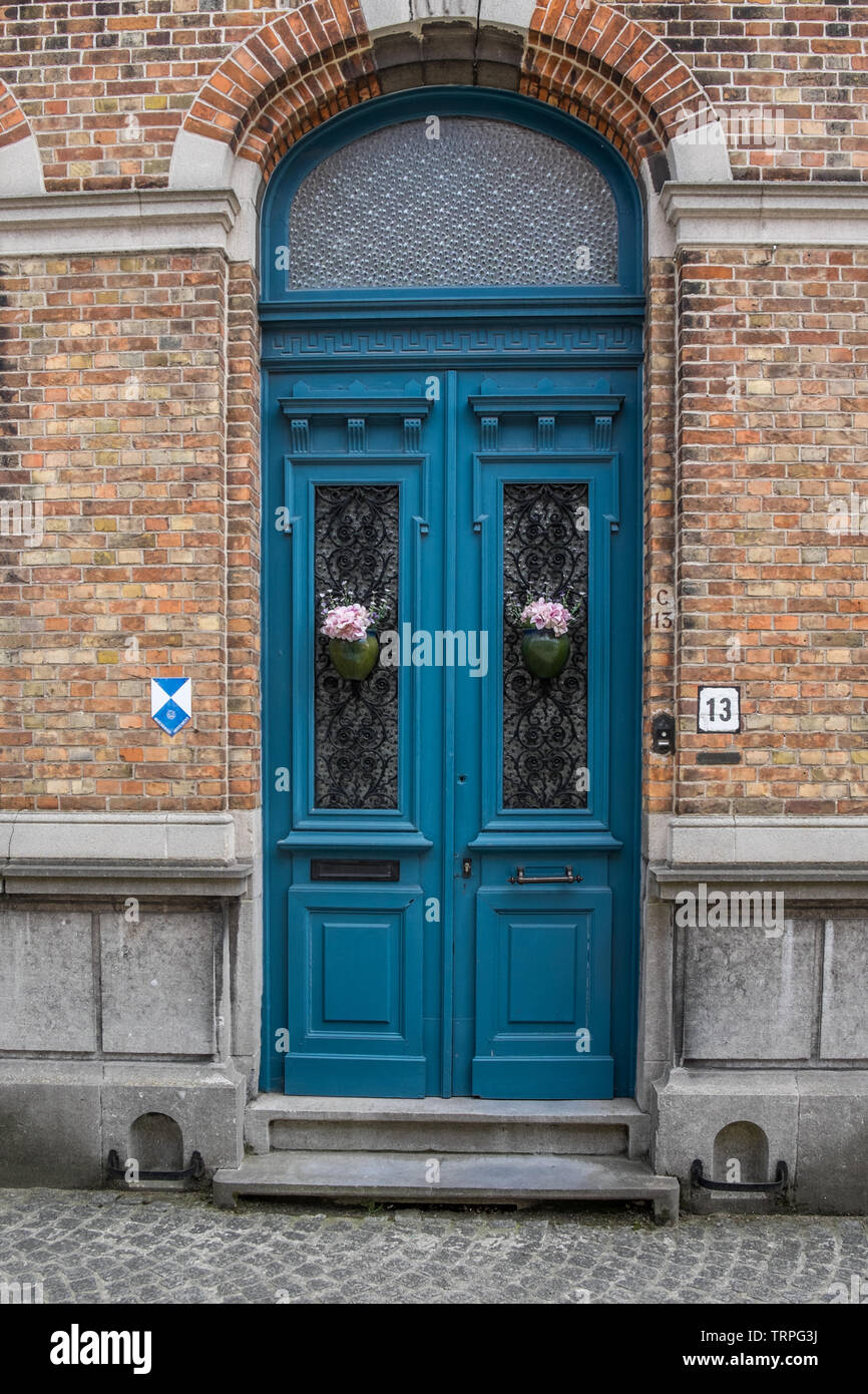 Vieilles portes dans le bâtiment à Bruges. Banque D'Images