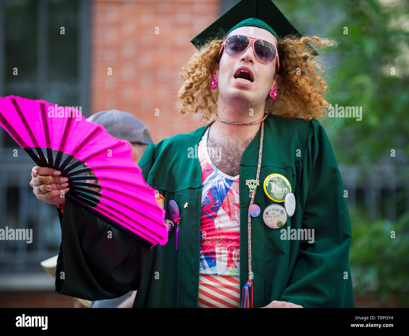 NEW YORK - 25 juin 2017 : Un homme célèbre en costume flamboyant à l'assemblée annuelle gay pride parade à Greenwich Village. Banque D'Images