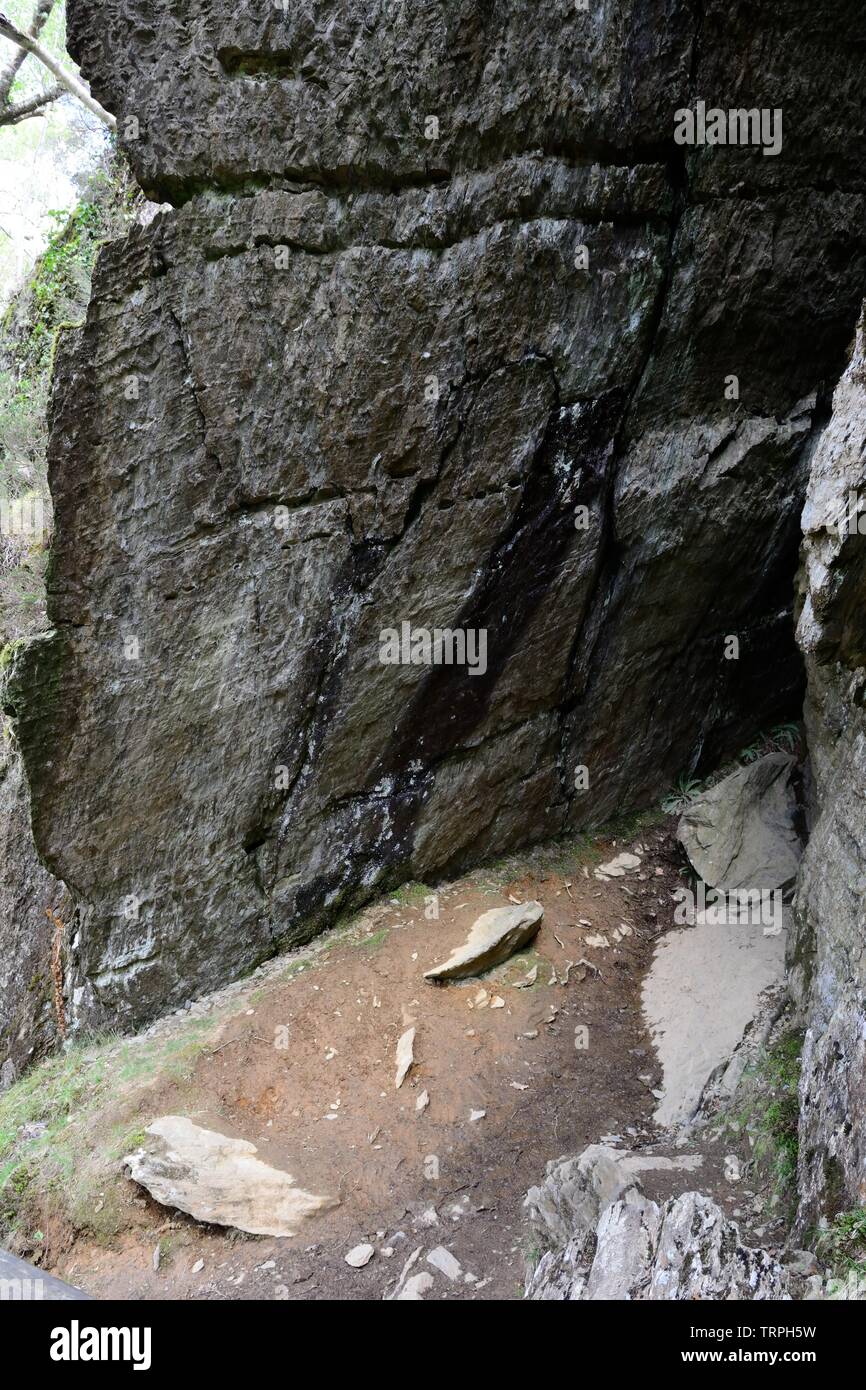Entrée de la grotte de twm Sion 379 gallois de l'ITAO et figure dans le folklore gallois Rhandirmwyn Carmarthenshire Wales Cymru UK Banque D'Images