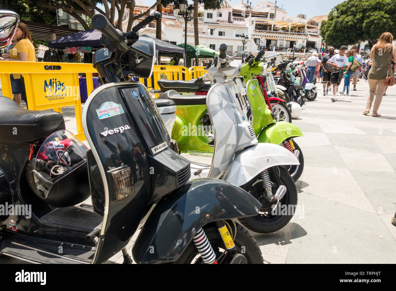 Scooters Vespa classique sur l'affichage à une réunion annuelle de moto classique à Mijas, Andalousie, espagne. Banque D'Images