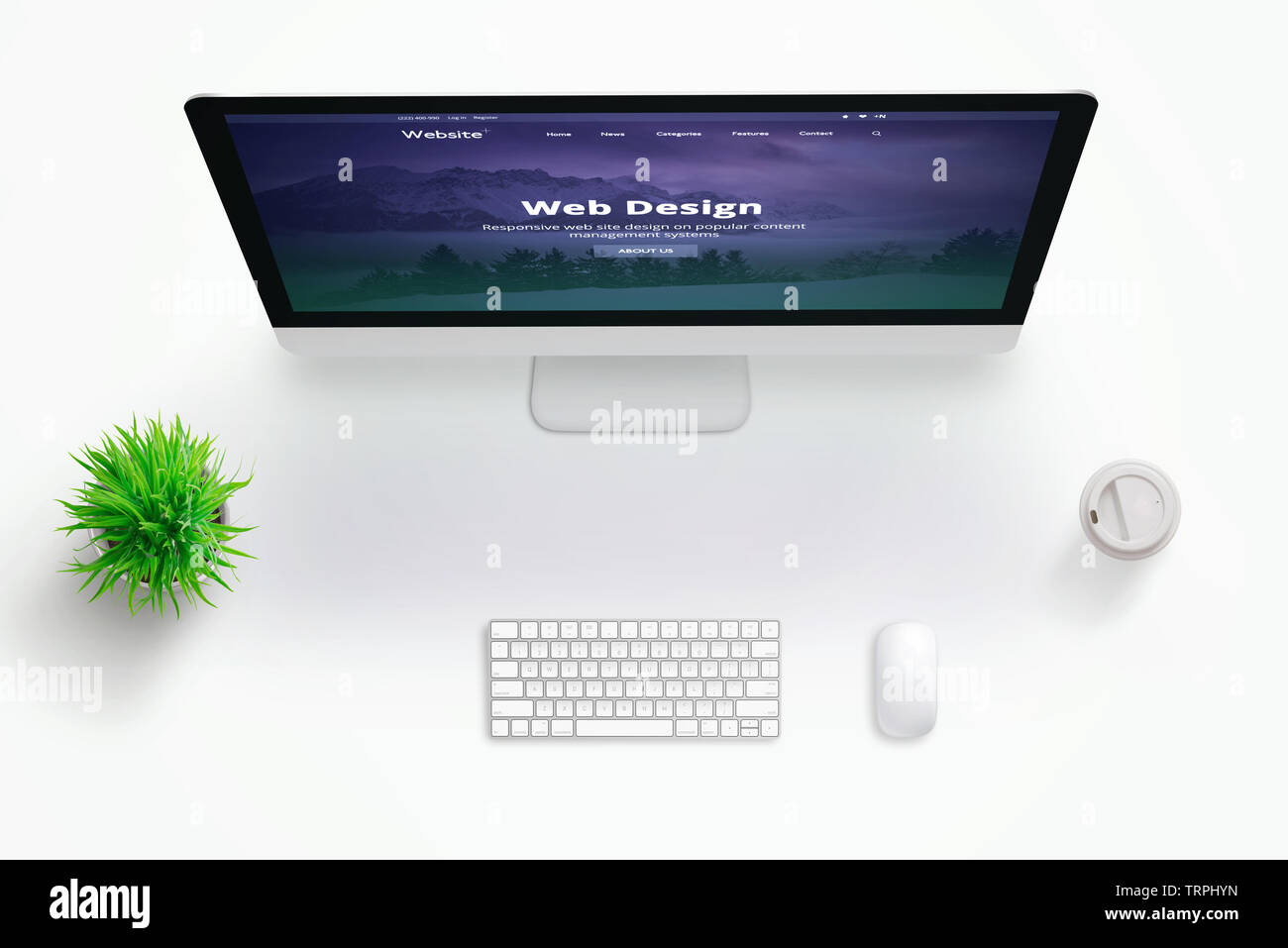 Web design studio 24 avec moniteur et le site web de présentation. Copie de l'espace dans le milieu pour le texte. Mise à plat. Banque D'Images