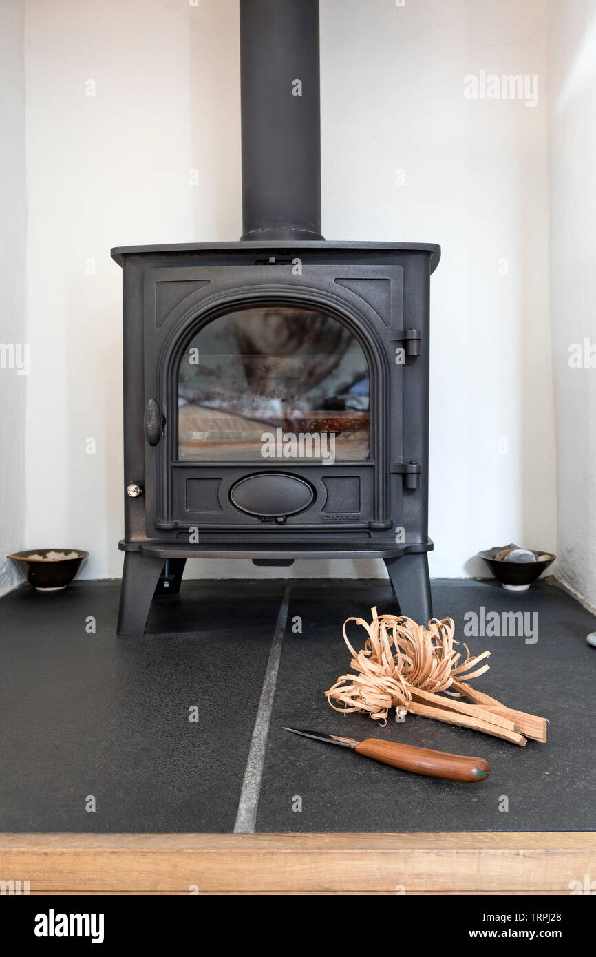 La combustion du bois/Multi-Fuel cuisinière avec des bâtons comme allumer le feu de l'éclairage, UK Banque D'Images