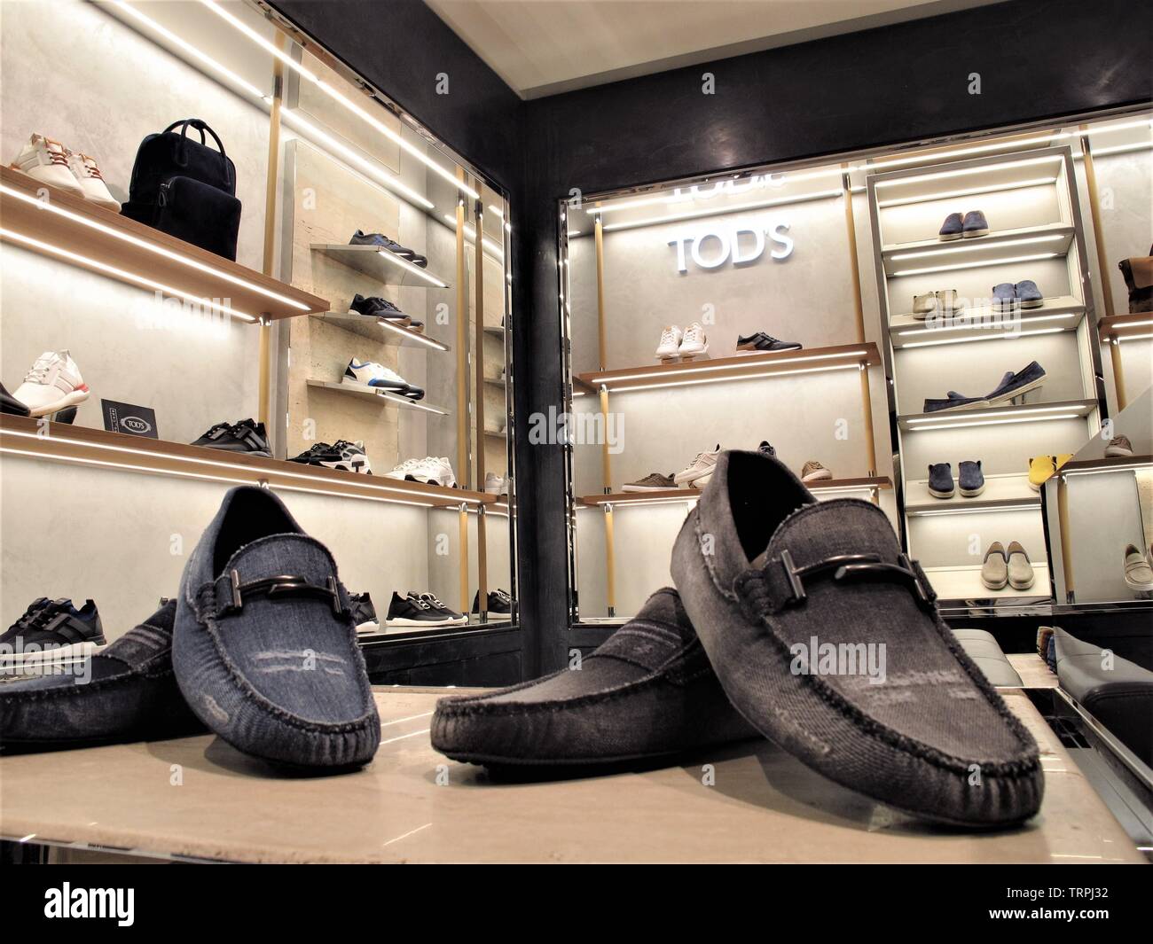 Tod's chaussures à la Rinascente boutique de mode à Rome Photo Stock - Alamy