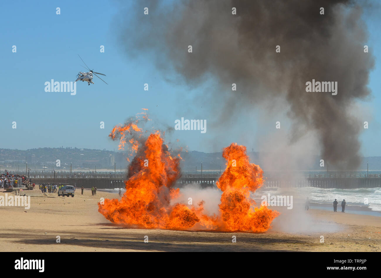 Plage du Nord, Durban, Afrique du Sud, le 17 février, 2017. Une Terre, Mer et Air présenté par l'armée sud-africaine a créé de superbes tableaux militaires sur le front de mer de Durban. Des membres de l'armée, la marine et la force aérienne ont organisé une invasion plage combiné à l'étonnement et la joie des habitants et visiteurs. Photo : Jonathan Oberholster/Alamy Banque D'Images