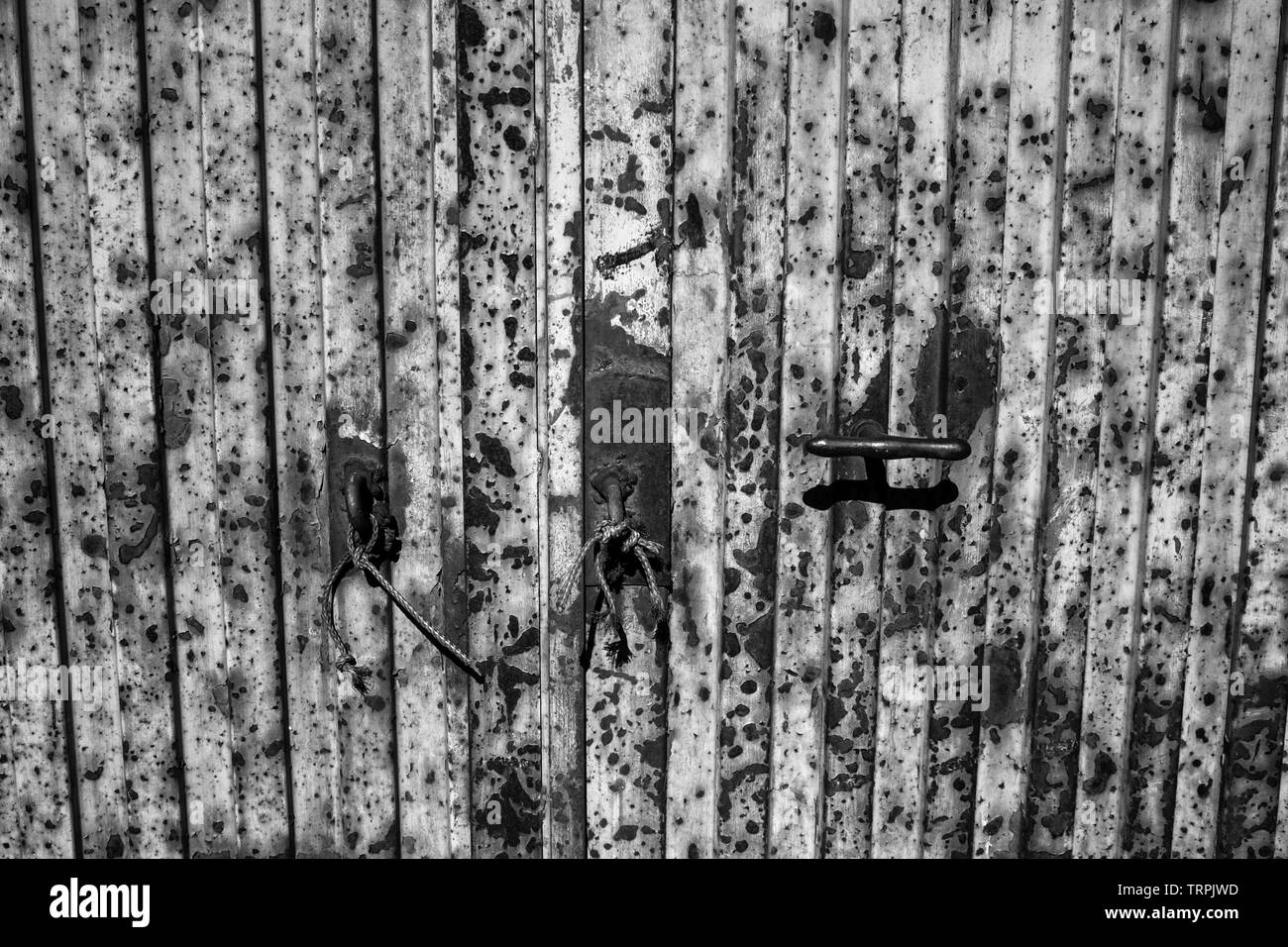 Porte de métal rouillée dans la zone industrielle, est détériorée au fil du temps. Banque D'Images