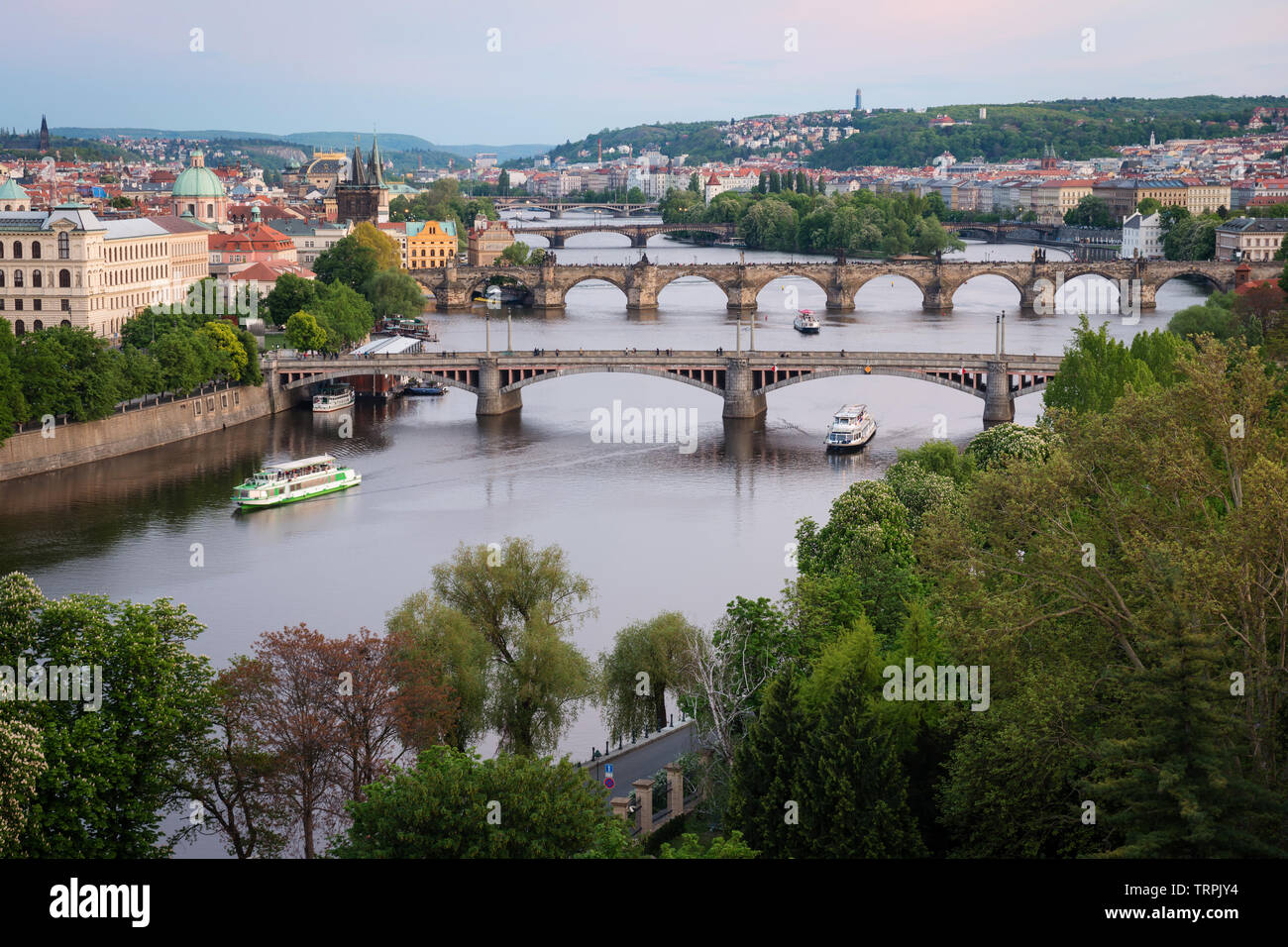 Les ponts de Prague sur la rivière Vltava au crépuscule. Vue panoramique de la colline de Letna, République Tchèque Banque D'Images