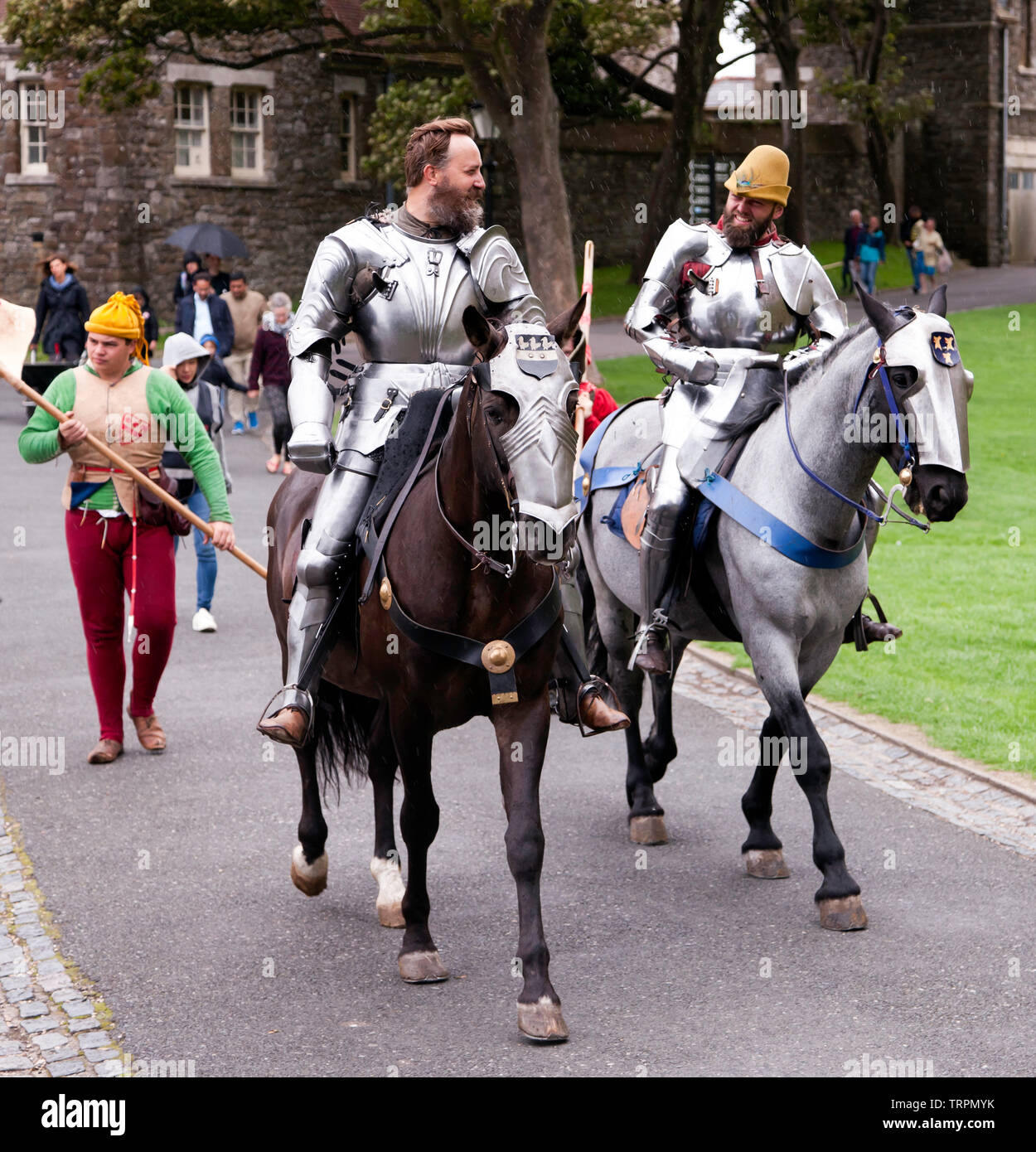 Deux chevalier en armure complète à faire leur chemin à un tournoi de joutes au château de Douvres, Août 2018 Banque D'Images