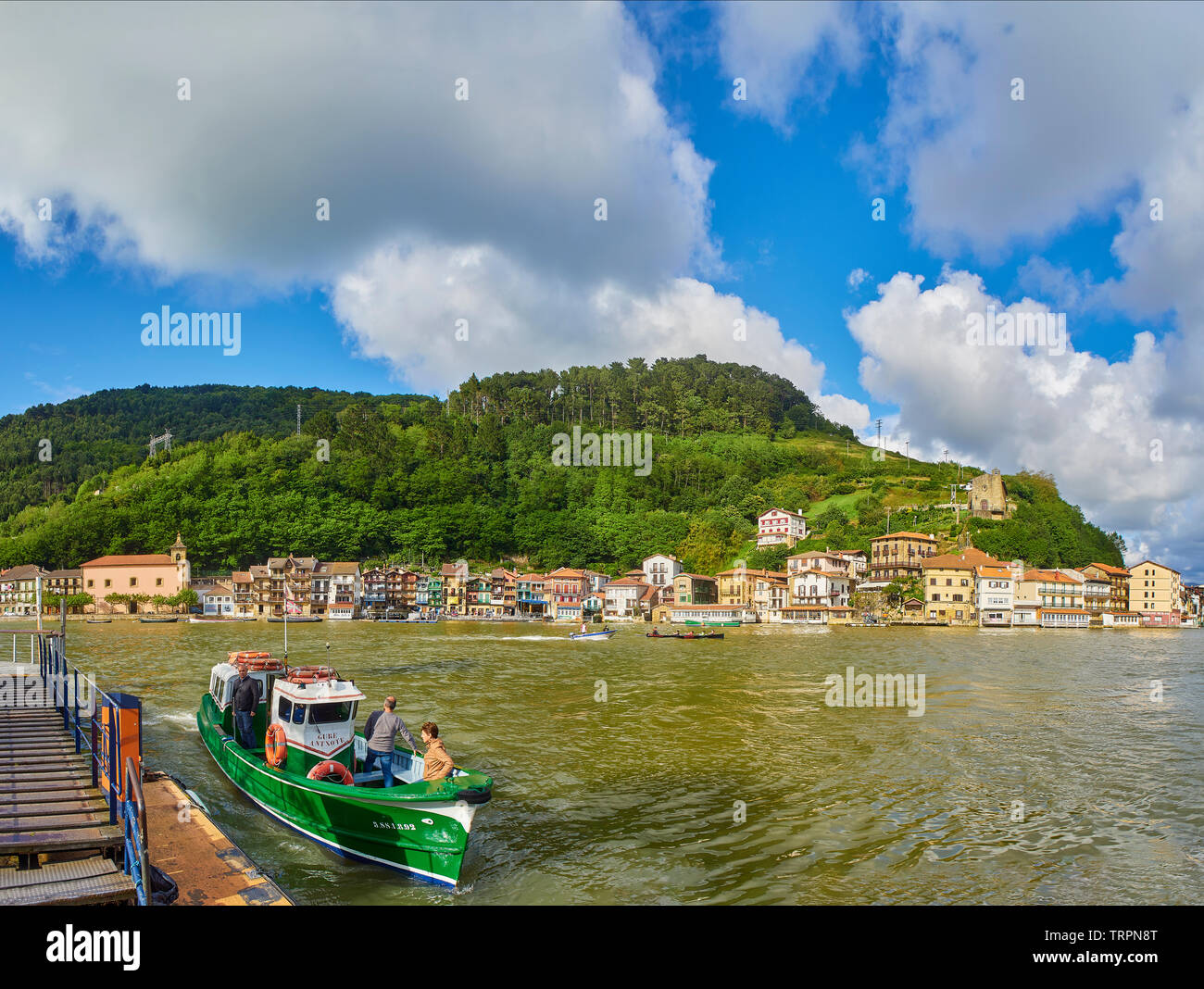 Pasajes de San Juan (Pasai Donibane), Espagne - juin 5, 2019. Village de pêcheurs de Pasajes de San Juan sur une journée ensoleillée avec le service docki traversée en bateau Banque D'Images