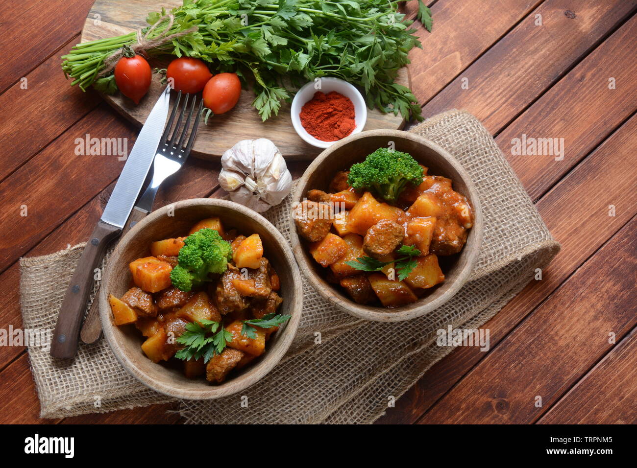 Hongrois traditionnels faits maison, ragoût de viande de boeuf Goulash avec pommes de terre, carottes, tomates, le brocoli dans un bol Banque D'Images