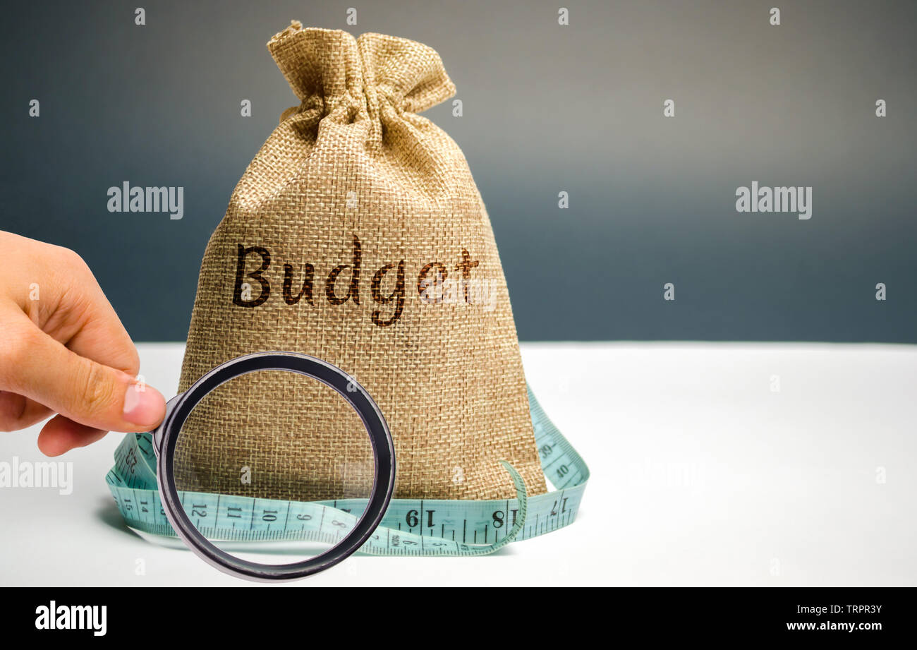 Sac de l'argent avec le mot Budget et ruban à mesurer. Le concept de bénéfice limité. Le manque d'argent et de la pauvreté. Petit revenu. Réduction de salaire. Unsuccessfu Banque D'Images