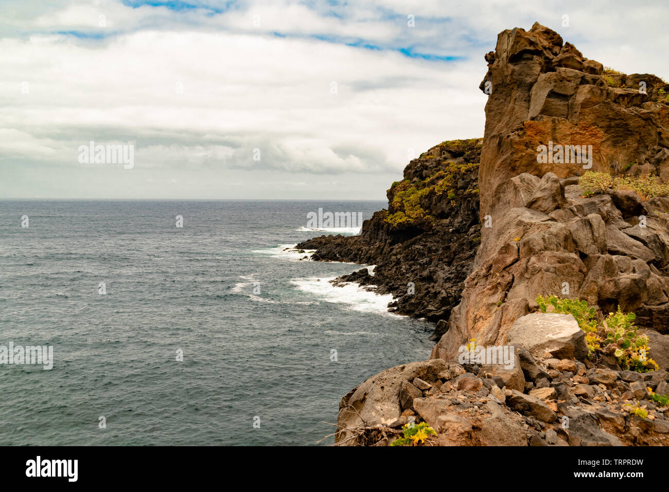 Buenavista del Norte, Tenerife, Canaries. La côte de cette ville solitaires dans le nord de l'île est belle et naturelle encore Banque D'Images