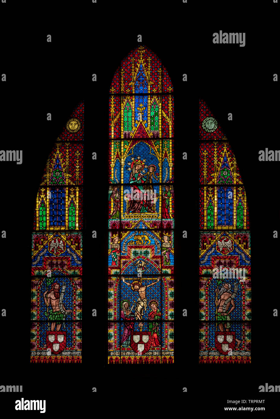 Freiburg im Breisgau, Münster Unserer Lieben Frau, Innenraum,  mittelalterliche Fenster des nördlichen Seitenschiffs Malerzunft : Fenster  der um 1220/12 Photo Stock - Alamy