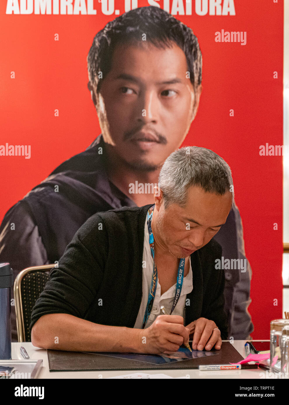 Bonn, Allemagne - le 8 juin 2019 : Ken Leung (*1970, acteur américain - Star Wars, perdu) de signer des autographes pour les fans à la FedCon 28, un jour quatre convention sci-fi. La FedCon 28 juin 2019 a eu lieu de 7 à 10. Banque D'Images