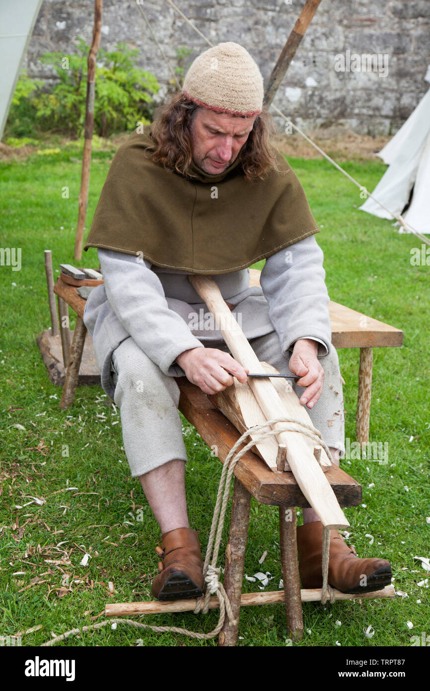Reenactor de la période médiévale le travail du bois à la Rock of Ages festival au Château de Dumbarton, en Ecosse Banque D'Images