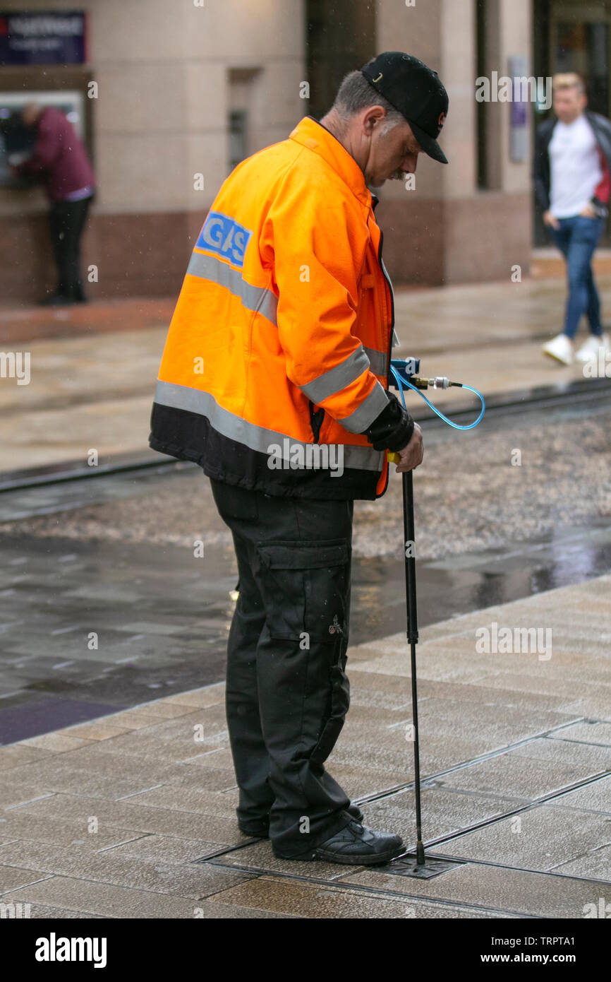 Maison cadente ingénieur gaz la chaussée d'échantillonnage à l'aide d'une photo des détecteurs d'ionisation dans les rues de Preston, Lancashire, Royaume-Uni. Banque D'Images