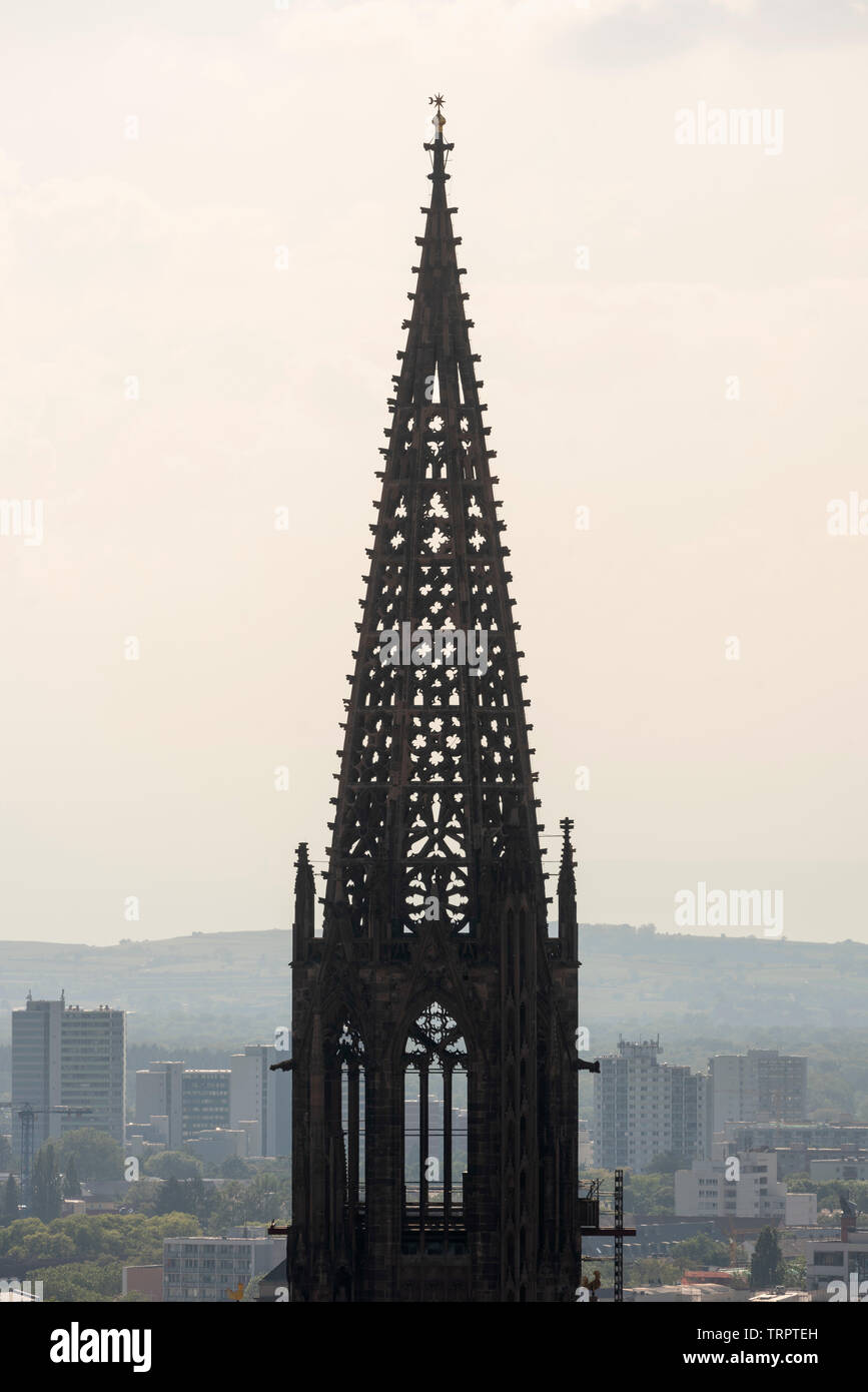 Freiburg im Breisgau, Münster Unserer Lieben Frau im Gegenlicht, Turmhelm Banque D'Images