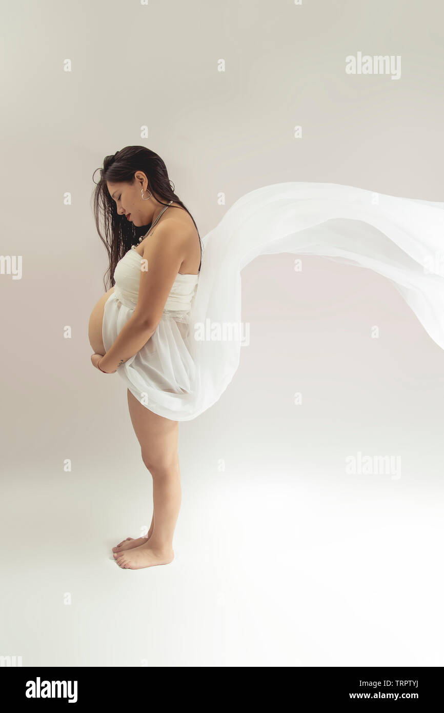 Jeune femme enceinte au studio de photographie Banque D'Images
