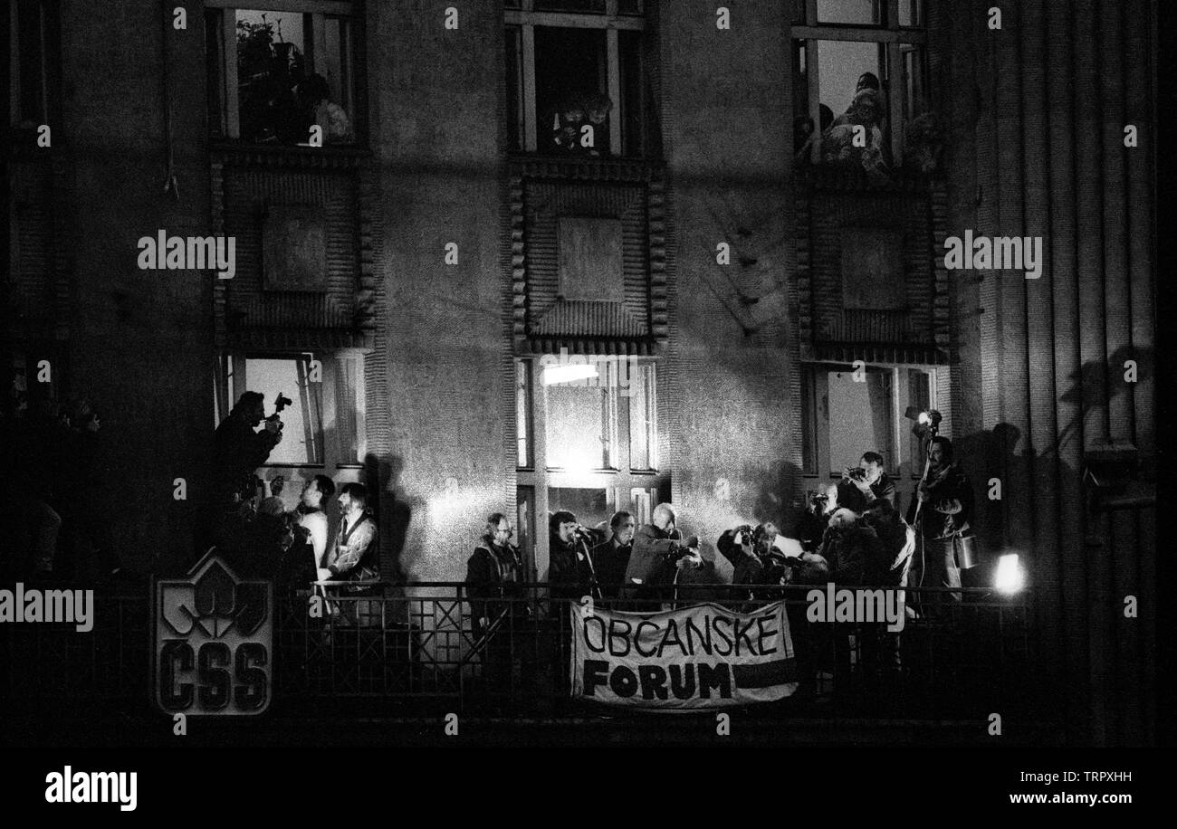 La Tchécoslovaquie, Prague, 1989 Pendant la Révolution de velours, la chute du communisme en Europe de l'Est. Alexander Dubcek embrasse tous ses sujets avec Vaclav Havel derrière lui à gauche sur le balcon au-dessus de la Place Venceslas lorsque Dubcek retourné. Photographie d'auteur par BRIAN HARRIS © 07808-579804 Banque D'Images